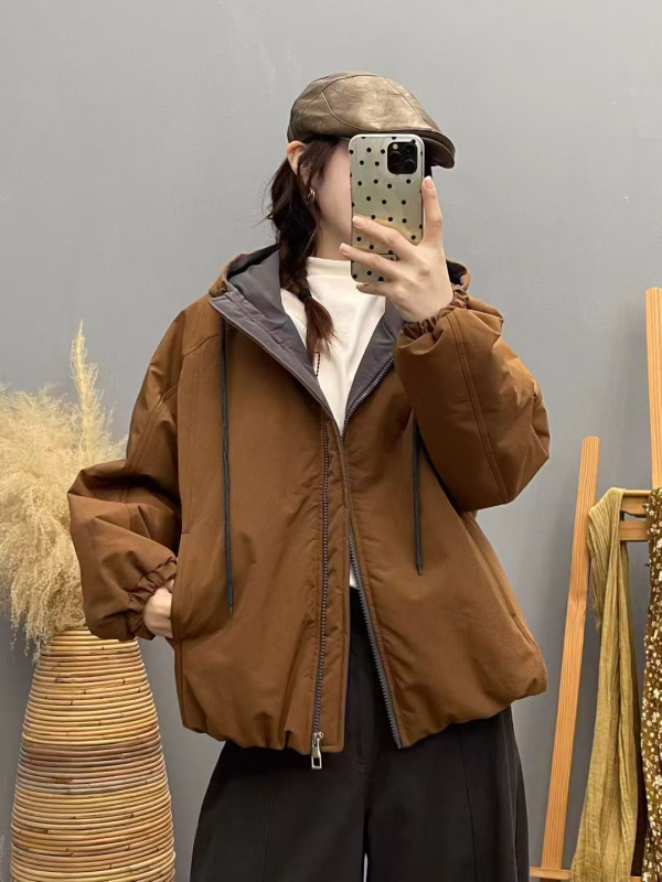 Дамско памучно подплатено яке с качулка — дебел пълнеж от имитационна коприна, основа: памук и полиестер, свободен силует, еднокопчено закопчаване, дължина 50–65 см