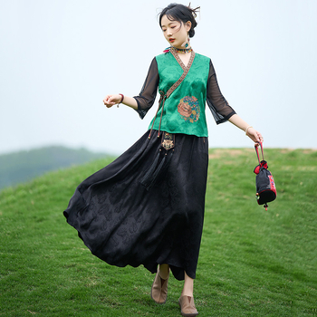 Tang öltöny teaceremóniára hímzett, retro kínai Köztársaság-stílusú, ferde záródású; fém selyem anyag; főanyag: kecske bőr; 2023 nyár