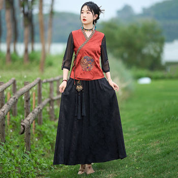 Tang öltöny teaceremóniára hímzett, retro kínai Köztársaság-stílusú, ferde záródású; fém selyem anyag; főanyag: kecske bőr; 2023 nyár