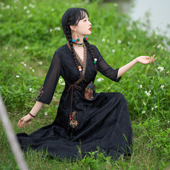 Tang öltöny teaceremóniára hímzett, retro kínai Köztársaság-stílusú, ferde záródású; fém selyem anyag; főanyag: kecske bőr; 2023 nyár