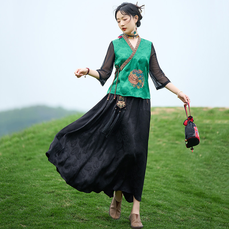 Tang öltöny teaceremóniára hímzett, retro kínai Köztársaság-stílusú, ferde záródású; fém selyem anyag; főanyag: kecske bőr; 2023 nyár