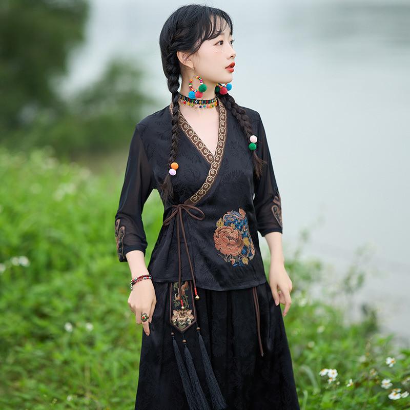 Tang öltöny teaceremóniára hímzett, retro kínai Köztársaság-stílusú, ferde záródású; fém selyem anyag; főanyag: kecske bőr; 2023 nyár