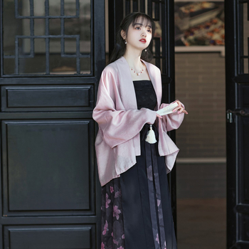 Kínai stílusú készlet: egyenes nyakú felső repülőgép-stílusú ujjak, gradientos nyomtatású három plisés szoknya, fényes anyag