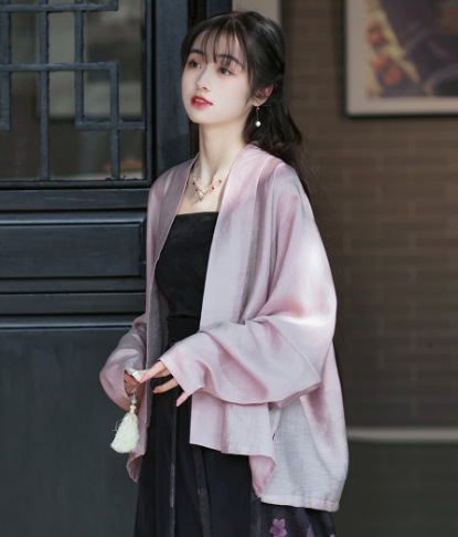 Kínai stílusú készlet: egyenes nyakú felső repülőgép-stílusú ujjak, gradientos nyomtatású három plisés szoknya, fényes anyag