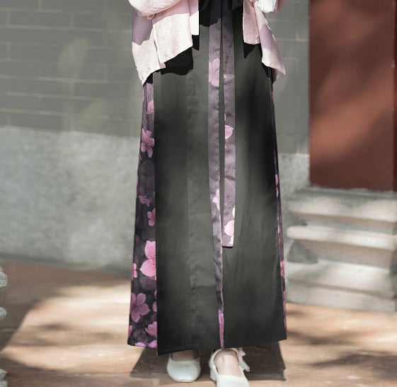 Kínai stílusú készlet: egyenes nyakú felső repülőgép-stílusú ujjak, gradientos nyomtatású három plisés szoknya, fényes anyag