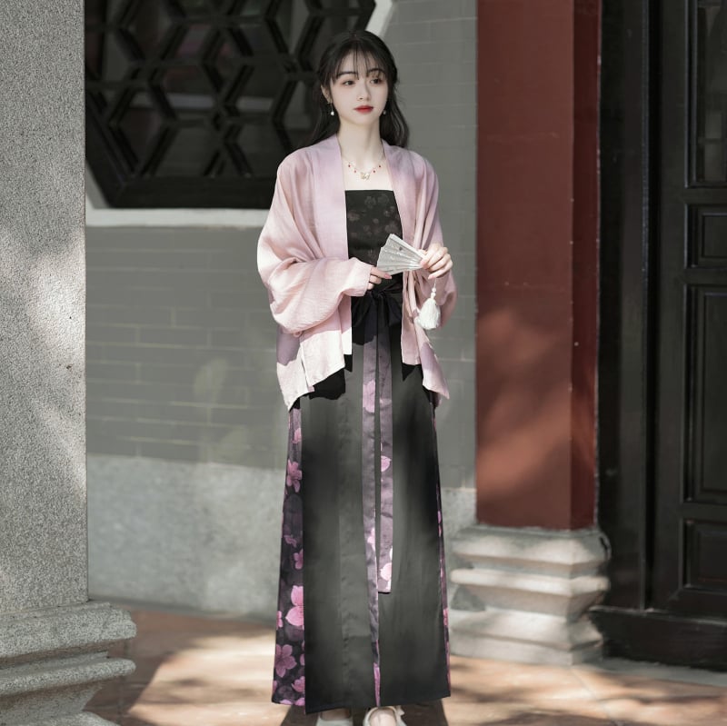 Kínai stílusú készlet: egyenes nyakú felső repülőgép-stílusú ujjak, gradientos nyomtatású három plisés szoknya, fényes anyag