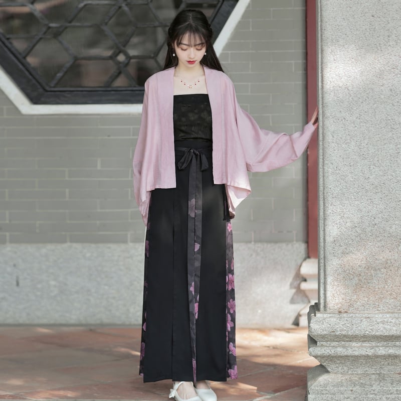 Kínai stílusú készlet: egyenes nyakú felső repülőgép-stílusú ujjak, gradientos nyomtatású három plisés szoknya, fényes anyag