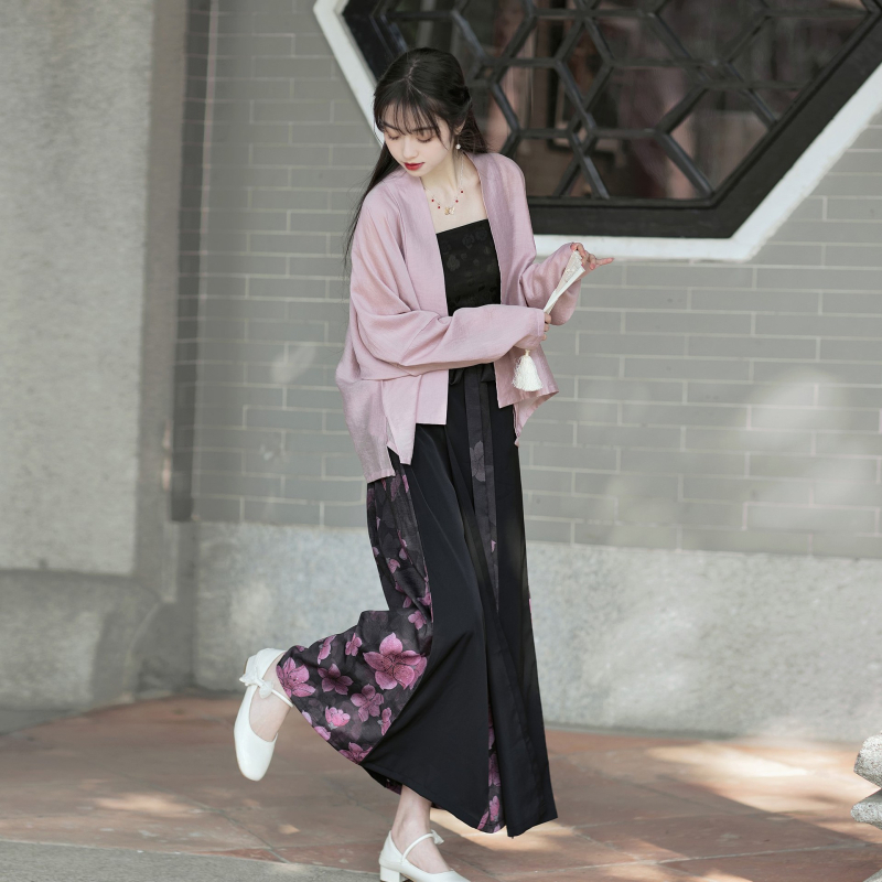 Kínai stílusú készlet: egyenes nyakú felső repülőgép-stílusú ujjak, gradientos nyomtatású három plisés szoknya, fényes anyag