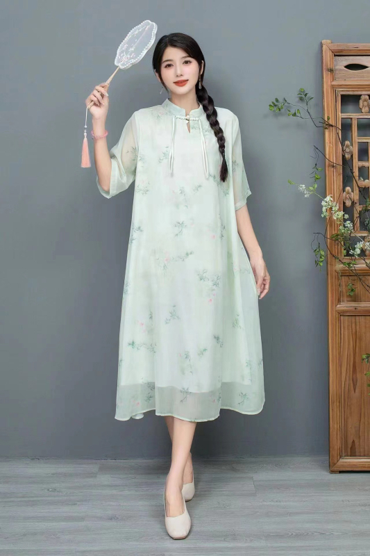 Etno-stílusú nyári ruha magas gallérral, digitális nyomtatással, chiffon anyagból; Lyocell 30–50% és Polyester <30%; középméretű hossz