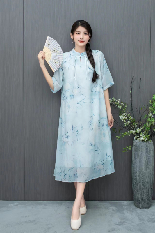 Etno-stílusú nyári ruha magas gallérral, digitális nyomtatással, chiffon anyagból; Lyocell 30–50% és Polyester <30%; középméretű hossz