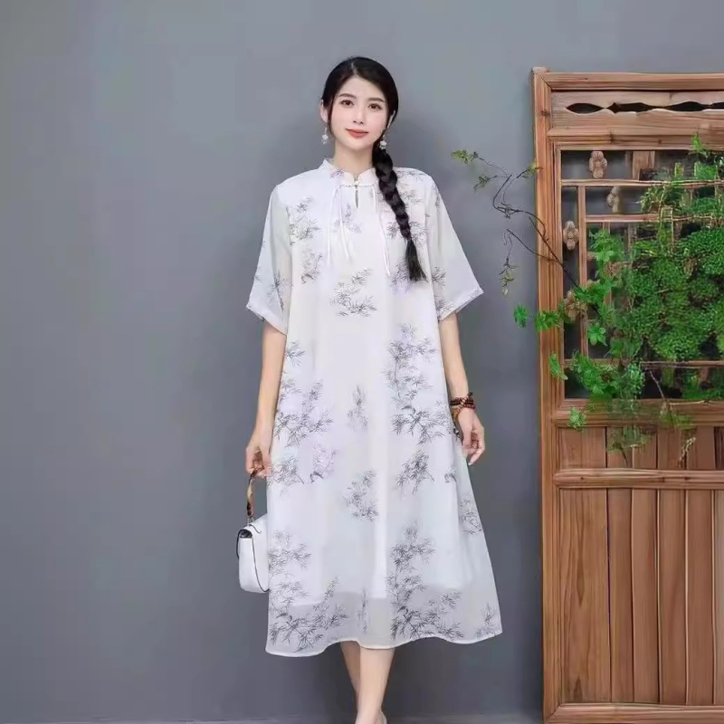 Etno-stílusú nyári ruha magas gallérral, digitális nyomtatással, chiffon anyagból; Lyocell 30–50% és Polyester <30%; középméretű hossz