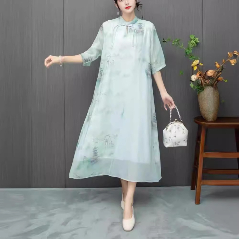 Etno-stílusú nyári ruha magas gallérral, digitális nyomtatással, chiffon anyagból; Lyocell 30–50% és Polyester <30%; középméretű hossz