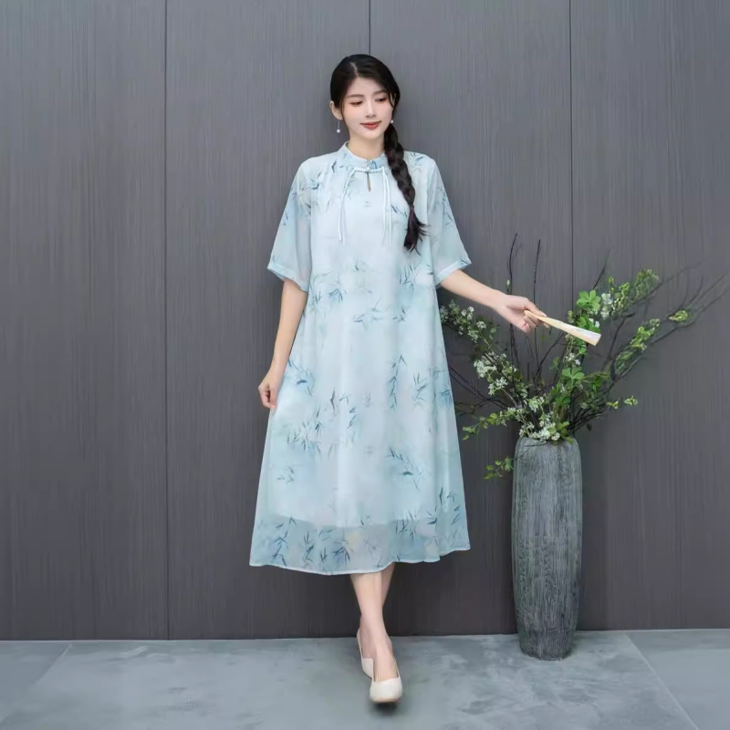 Etno-stílusú nyári ruha magas gallérral, digitális nyomtatással, chiffon anyagból; Lyocell 30–50% és Polyester <30%; középméretű hossz