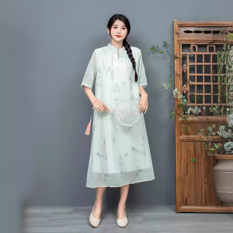 Etno-stílusú nyári ruha magas gallérral, digitális nyomtatással, chiffon anyagból; Lyocell 30–50% és Polyester <30%; középméretű hossz