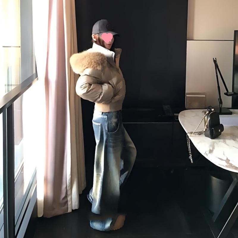 Moteriška žiemos striukė su gobtuvu ir kailinė apykakle, liemens siluetas, chenille audinys, pagrindinio audinio sudėtyje spandekso iki 30%, šilta ir trumpa pūkinė striukė