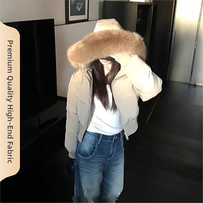 Moteriška žiemos striukė su gobtuvu ir kailinė apykakle, liemens siluetas, chenille audinys, pagrindinio audinio sudėtyje spandekso iki 30%, šilta ir trumpa pūkinė striukė