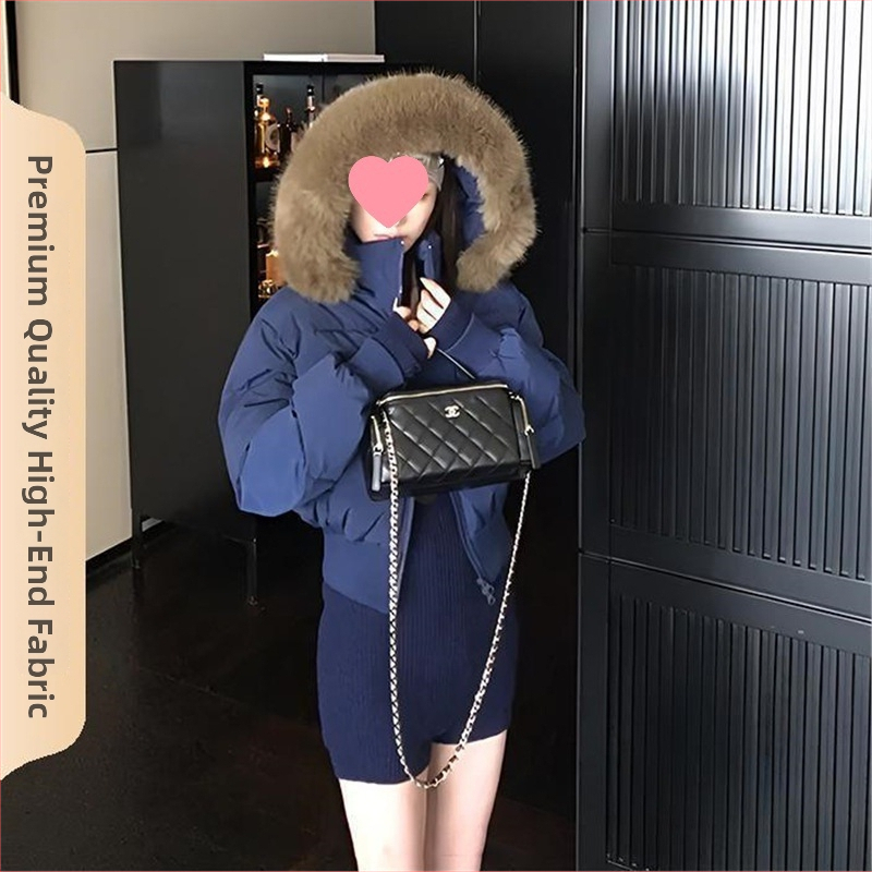 Moteriška žiemos striukė su gobtuvu ir kailinė apykakle, liemens siluetas, chenille audinys, pagrindinio audinio sudėtyje spandekso iki 30%, šilta ir trumpa pūkinė striukė