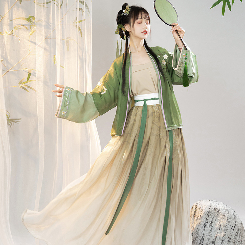 Felnőtt Hanfu ruha Song-dinasztia stílusú kínai ősi jelmez keresztezett nyakkal és derékszoknyával, éteri és kecses, modernizált ősi stílusú modell, tavasz-nyár 2023. Szövet: chiffon. Fő anyag: acetát szál. Acetát tartalom <30%; második összetevő <30%; Fol