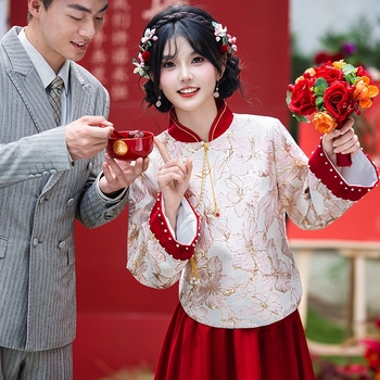 Új kínai stílusú esküvői kardigán-szett jacquár szoknyával, magas gallér, ferde nyitású csattal, nehéz brokát anyag