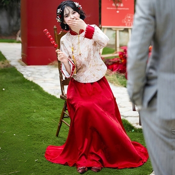 Új kínai stílusú esküvői kardigán-szett jacquár szoknyával, magas gallér, ferde nyitású csattal, nehéz brokát anyag