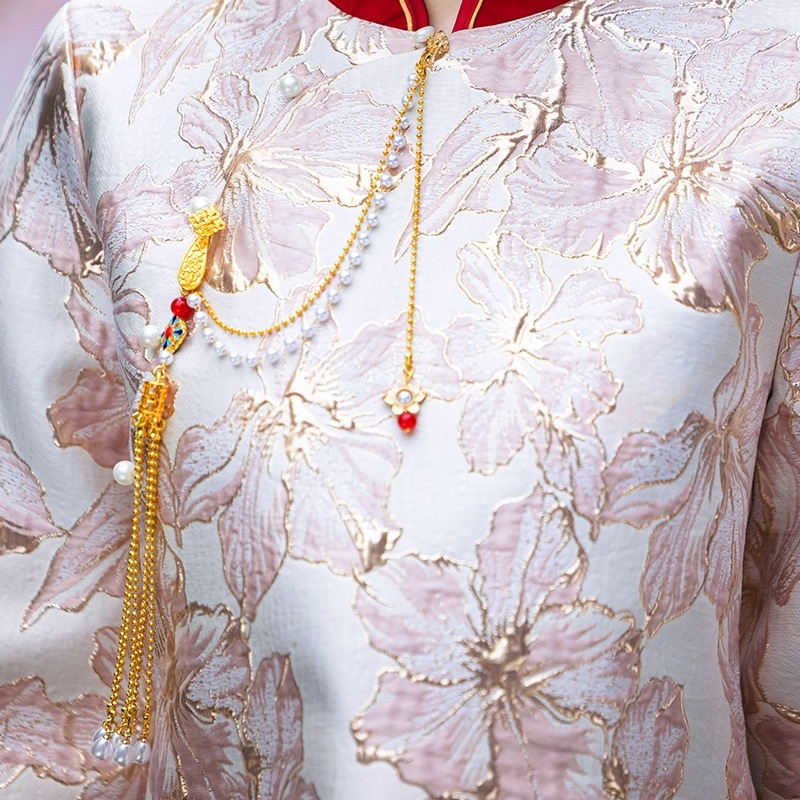 Új kínai stílusú esküvői kardigán-szett jacquár szoknyával, magas gallér, ferde nyitású csattal, nehéz brokát anyag