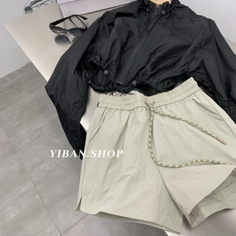 Шорти от нейлон с парашютен крой, висока талия, широк модел, три четвърти дължина, тънък плат