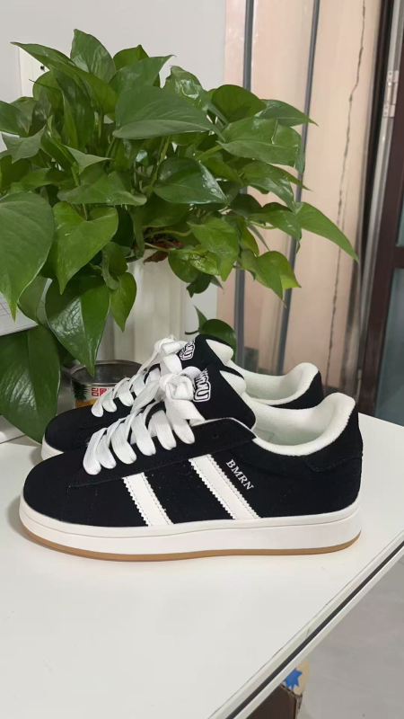 Unisex tenisice s gornjim dijelom od sintetičke kože, mid-top silueta (3–7 cm), kopčanje šnira, prozračna tekstilna uložak, plastična potplat