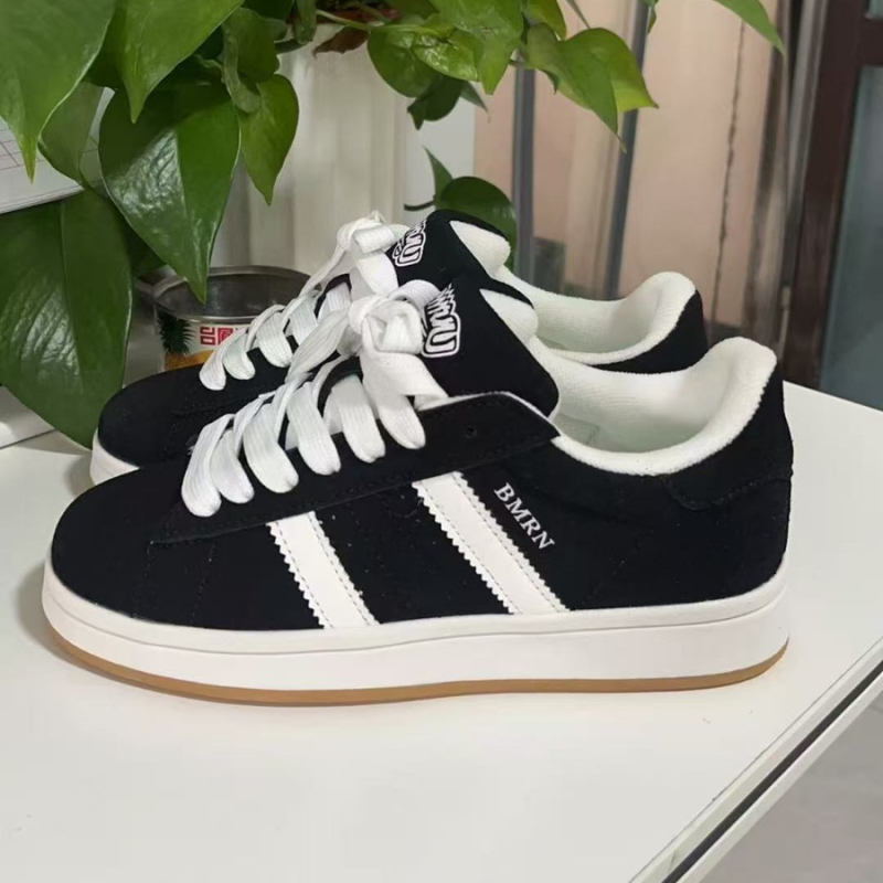 Unisex tenisice s gornjim dijelom od sintetičke kože, mid-top silueta (3–7 cm), kopčanje šnira, prozračna tekstilna uložak, plastična potplat