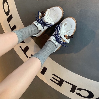 Dexun sieviešu sporta apavi ar iekšējo augstuma palielinājumu un mēness formas bieza zole, priekšējais šņorēšana, augsts augšējais apvalks (3–7 cm), gumijas zole