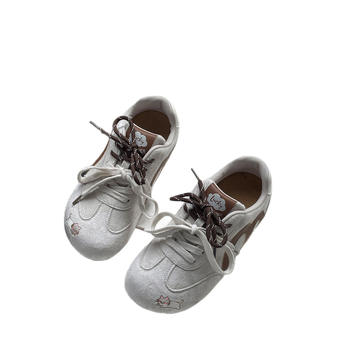 Sieviešu sneakers ar sietveida augšu, gumijas zole, šņorēšana, 3–5 cm papēža augstums, apaļš purns