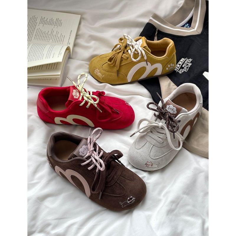 Sieviešu sneakers ar sietveida augšu, gumijas zole, šņorēšana, 3–5 cm papēža augstums, apaļš purns