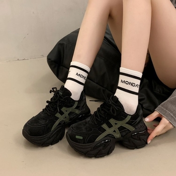 Sieviešu kedas ar biezu zoli augstuma palielināšanai, visas sezonas, 3–7 cm augstums, gumijas zole