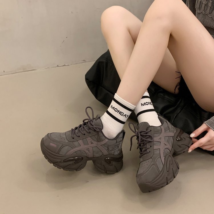 Sieviešu kedas ar biezu zoli augstuma palielināšanai, visas sezonas, 3–7 cm augstums, gumijas zole