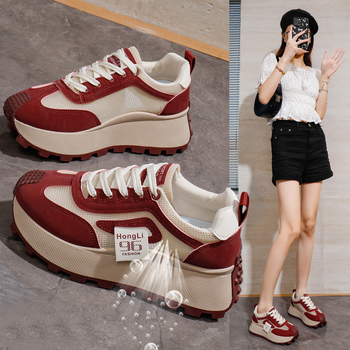 Sieviešu sporta ikdienas apavi — elpojoši, izturīgi pret nolietojumu un triecienu absorbciju; augšdaļa no sintētiskas ādas, gumijas zole; zems augšgals, iekšējā sieta oderējums