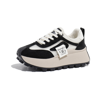 Sieviešu sporta ikdienas apavi — elpojoši, izturīgi pret nolietojumu un triecienu absorbciju; augšdaļa no sintētiskas ādas, gumijas zole; zems augšgals, iekšējā sieta oderējums