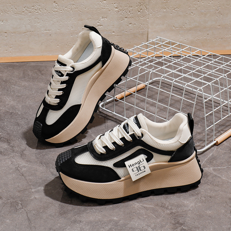 Sieviešu sporta ikdienas apavi — elpojoši, izturīgi pret nolietojumu un triecienu absorbciju; augšdaļa no sintētiskas ādas, gumijas zole; zems augšgals, iekšējā sieta oderējums