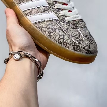 Unisex Gazelle Indoor sportbačiai — tinklinė viršutinė dalis, gumine padas, vidinis tinklas, priekinis raištelių užsegimas, universalus naudojimas