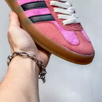 Unisex Gazelle Indoor sportbačiai — tinklinė viršutinė dalis, gumine padas, vidinis tinklas, priekinis raištelių užsegimas, universalus naudojimas