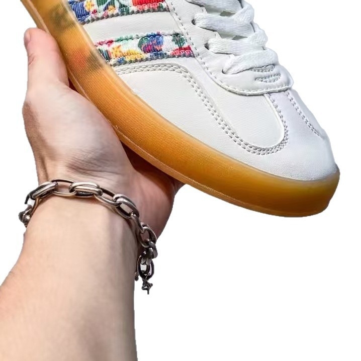 Unisex Gazelle Indoor sportbačiai — tinklinė viršutinė dalis, gumine padas, vidinis tinklas, priekinis raištelių užsegimas, universalus naudojimas