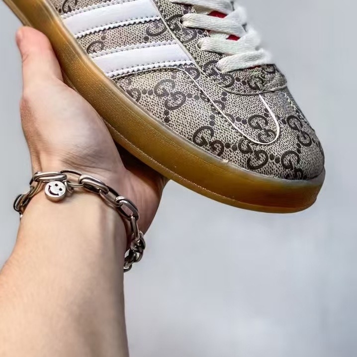 Unisex Gazelle Indoor sportbačiai — tinklinė viršutinė dalis, gumine padas, vidinis tinklas, priekinis raištelių užsegimas, universalus naudojimas