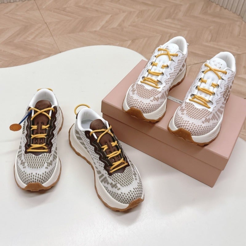 Дамски маратонки с дишаща мрежеста горна част и платформа за повишаване на височината, предно връзване, подплата от овча кожа, подметка от гума-пяна