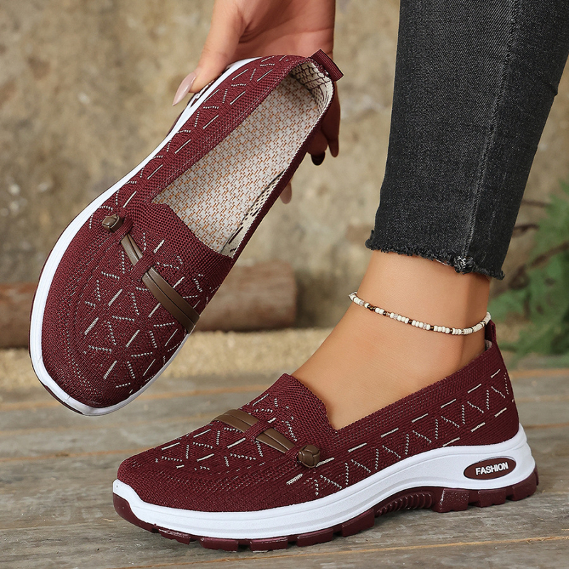 Ženske ljetne platnene tenisice za svakodnevnu upotrebu, prozračni gornji dio, gumena potplata, tekstilna podstava, niski ravni potpetica (1–3 cm), okrugli vrh, slip-on.