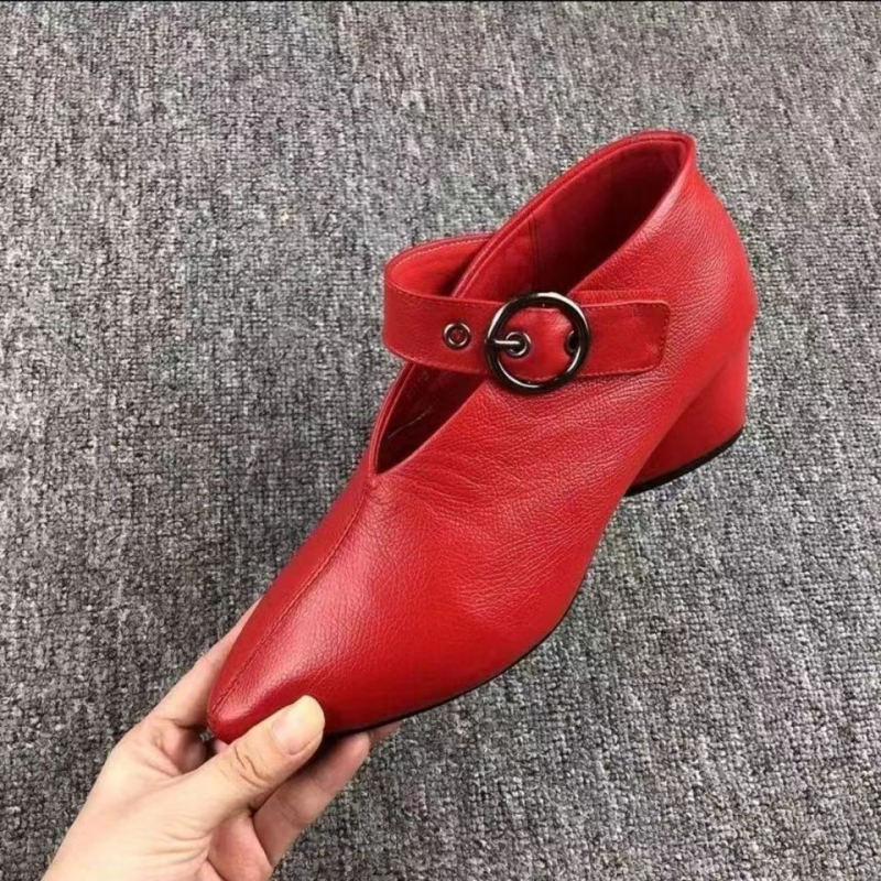 Pantofi de damă cu vârf ascuțit și toc mediu, închidere cu cataramă, partea superioară din piele sintetică, talpă din cauciuc, interior din microfibră