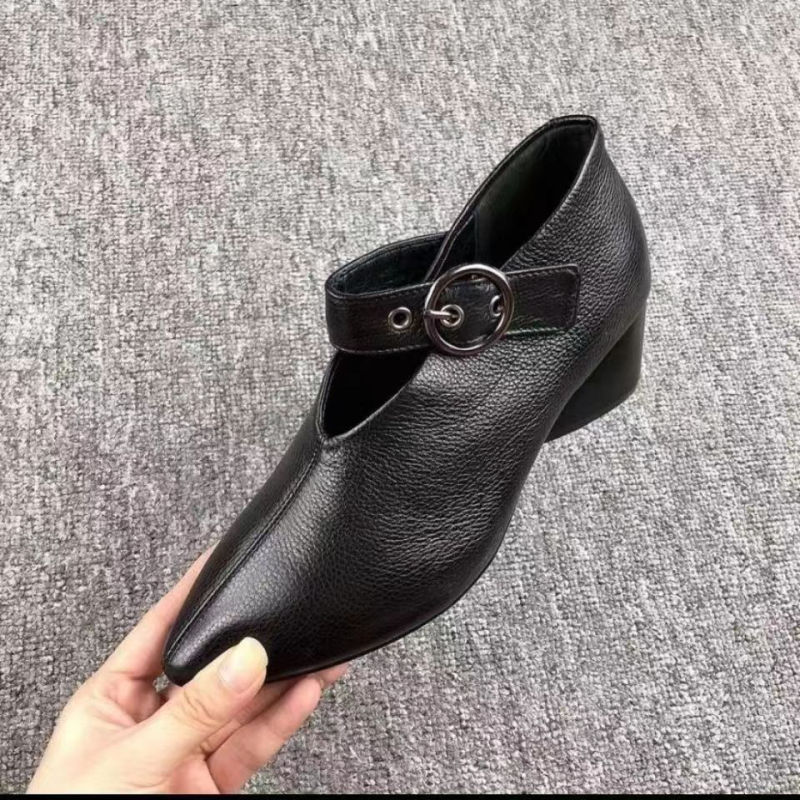 Pantofi de damă cu vârf ascuțit și toc mediu, închidere cu cataramă, partea superioară din piele sintetică, talpă din cauciuc, interior din microfibră