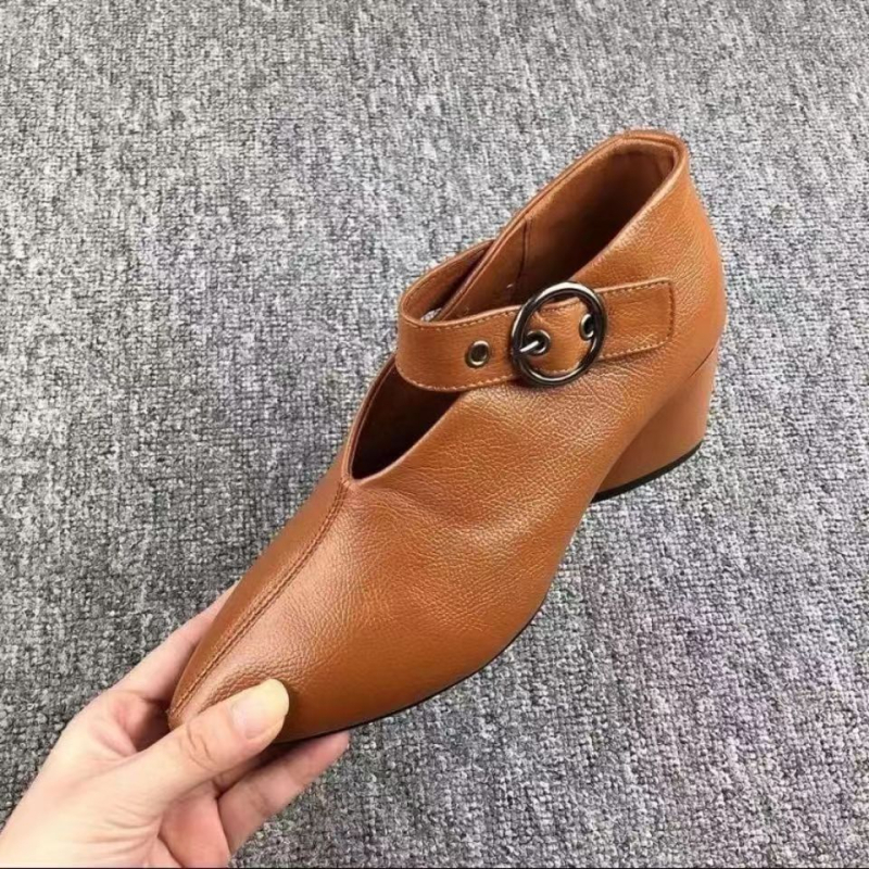Pantofi de damă cu vârf ascuțit și toc mediu, închidere cu cataramă, partea superioară din piele sintetică, talpă din cauciuc, interior din microfibră