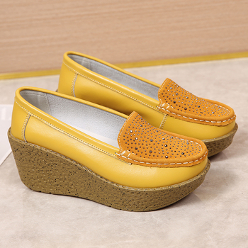 Ženske casual slip-on cipele s kožnim gornjim dijelom, okrugli vrh, PU đon, klinasti potpet 6–8 cm