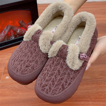 Zimske ženske pamučne cipele — gornji dio od tkanine, unutarnja podstava od umjetnog kratkog pliša, zaobljena nosnica, gumena podplat, niski potpetica 1–3 cm