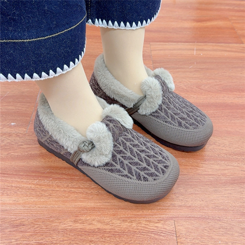 Zimske ženske pamučne cipele — gornji dio od tkanine, unutarnja podstava od umjetnog kratkog pliša, zaobljena nosnica, gumena podplat, niski potpetica 1–3 cm