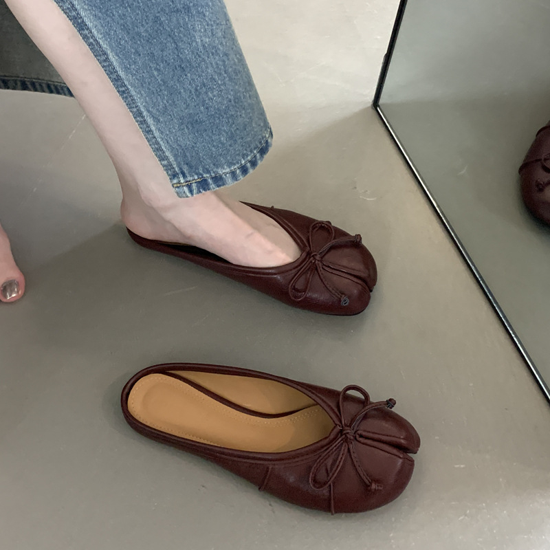 Sandale Slip-On cu funda pentru femei - partea superioară din piele sintetică, căptușeală din piele artificială, talpă din cauciuc, toc plat