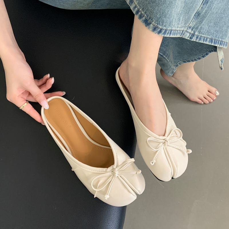 Sandale Slip-On cu funda pentru femei - partea superioară din piele sintetică, căptușeală din piele artificială, talpă din cauciuc, toc plat